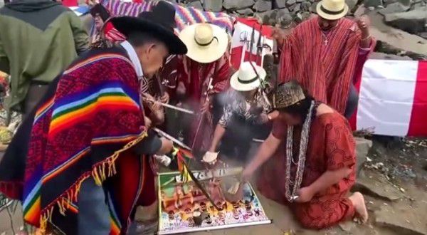 他在心底狂喜呐喊：期盼了多少年，做梦都在等着这一天，今日终于实现了。